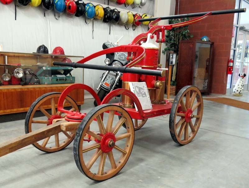 1894 manufactured in salem  ohio hand pump 1